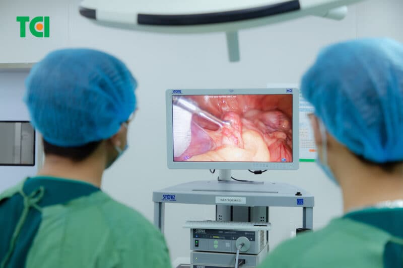 Phương pháp này ít xâm lấn, giúp bệnh nhân nhanh hồi phục, sẹo nhỏ và giảm nguy cơ nhiễm trùng.