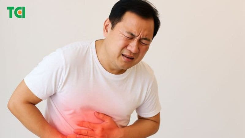 Cơn đau ban đầu âm ỉ, sau đó tăng dần và trở nên dữ dội hơn