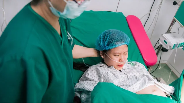 Cổ tử cung mở hết nhưng đầu bé không lọt và xử trí