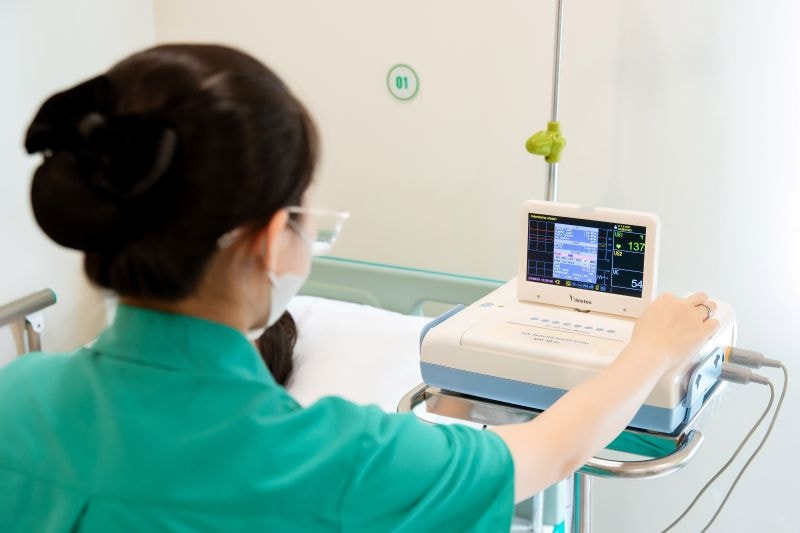 Mẹ bầu sẽ được theo dõi tim thai liên tục khi có dấu hiệu chuyển dạ.