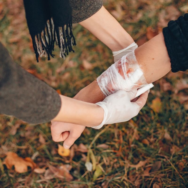 Nên tham khảo hướng dẫn của nhân viên y tế trước khi sử dụng cho vết thương hở hoặc da nhạy cảm