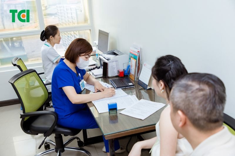 bà bầu uống nước dừa trước hay sau ăn