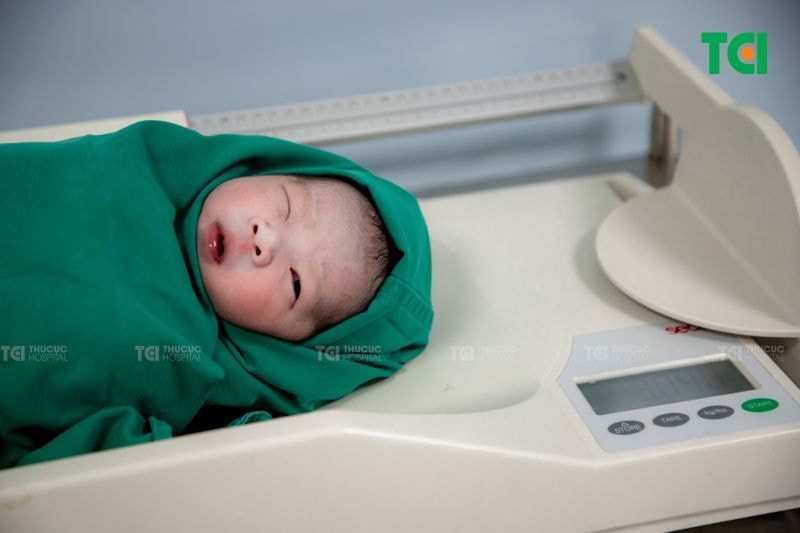Em bé chào đời nặng 2.8kg, sức khỏe bước đầu được đánh giá ổn định.
