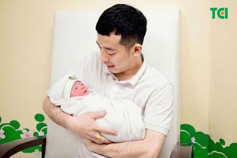 Sau thời gian theo dõi sau sinh, bé gái đã được đưa ra gặp gia đình.