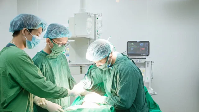 Mẹ bầu vỡ ối hơn 12h không chuyển dạ, cổ tử cung không mở