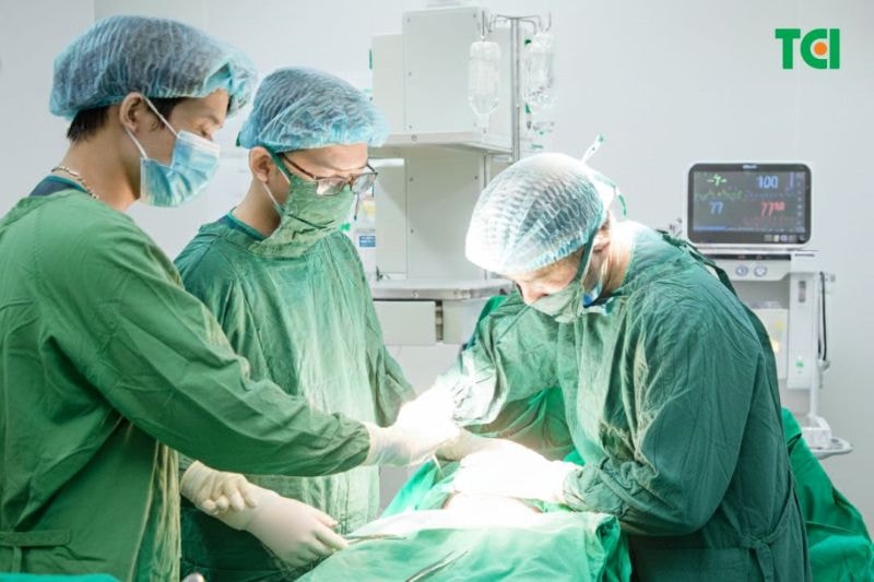 Bác sĩ quyết định mổ cấp cứu sau 12 giờ vỡ ối, cổ tử cung không tiến triển.