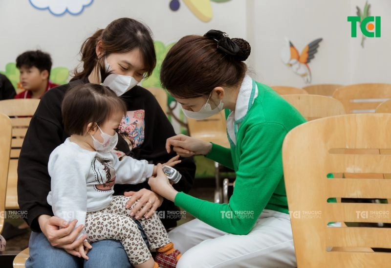 RSV có thể tấn công mọi trẻ nhỏ, nhưng nguy hiểm nhất với trẻ dưới 2 tuổi, đặc biệt dưới 6 tháng tuổi – khi hệ hô hấp còn non yếu và dễ tổn thương.