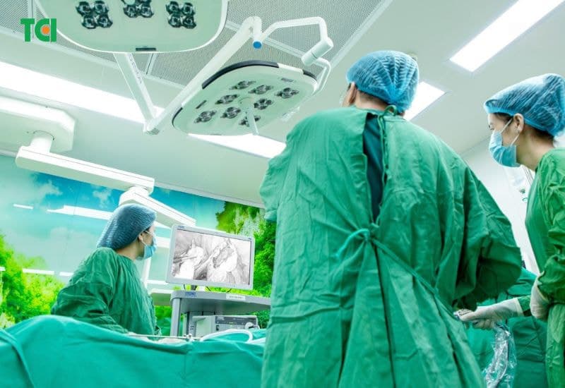 Bác sĩ tiến hành mổ nội soi cắt bỏ phần ruột thừa bị viêm