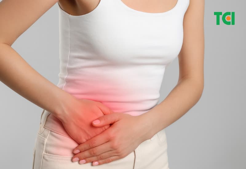 Cơn đau vùng hạ sườn phải sau ăn nhiều chất béo là một dấu hiệu cảnh báo sỏi bùn túi mật.