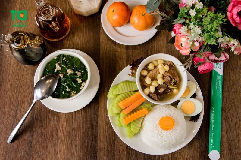 Một thực đơn ăn cữ hợp lý cần đảm bảo đủ các nhóm chất để cơ thể mẹ sau sinh phục hồi nhanh hơn.