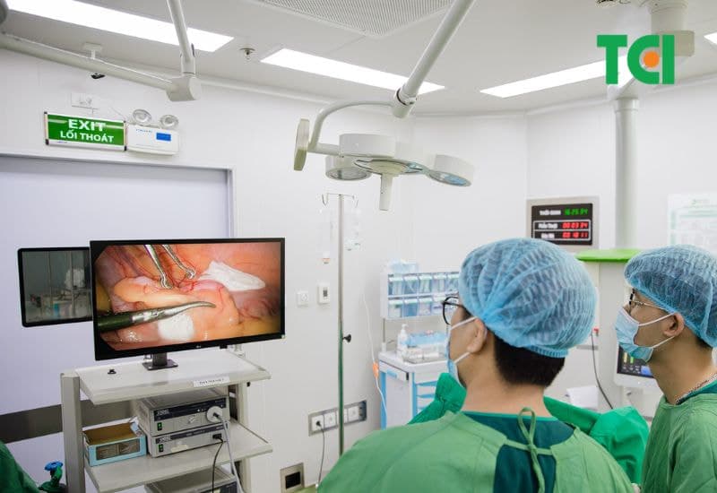 Một ca phẫu thuật nội soi cắt bỏ ruột thừa được thực hiện tại Bệnh viện ĐKQT Thu Cúc.