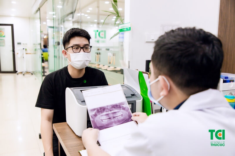 Hình ảnh X-quang toàn hàm sau khi được chụp, hiển thị rõ nét khu vực bị viêm huyệt ổ răng