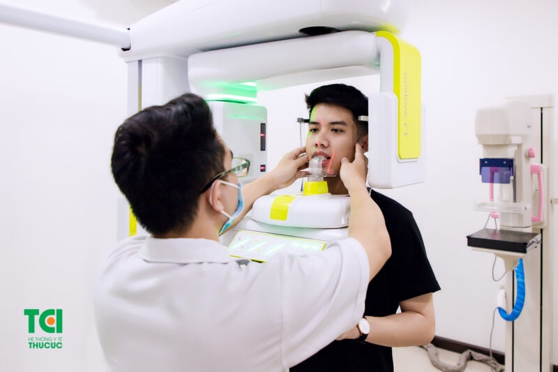 Bác sĩ thăm khám lâm sàng kỹ lưỡng và thực hiện chụp X-quang để chẩn đoán bệnh chính xác