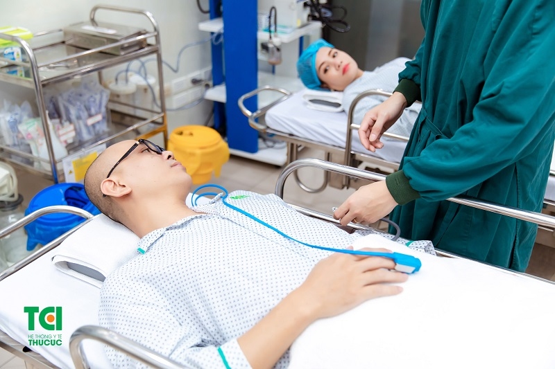 Khám lâm sàng giúp bác sĩ đánh giá toàn diện thể trạng, huyết áp, tim phổi và các cơ quan chức năng chính