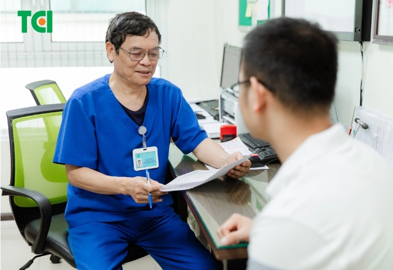 PGS. TS. TTƯT Nguyễn Xuân Thành thăm khám và tư vấn kỹ lưỡng cho anh N.T.L tại Thu Cúc TCI. Sự tin tưởng vào phác đồ điều trị và kiên trì tuân thủ của bệnh nhân là yếu tố then chốt dẫn đến thành công.
