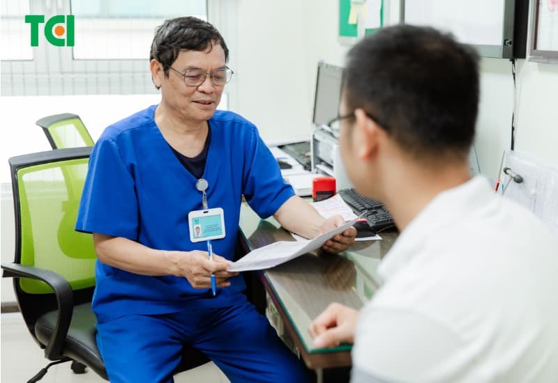 PGS. TS. TTƯT Nguyễn Xuân Thành thăm khám và tư vấn kỹ lưỡng cho anh N.T.L tại Thu Cúc TCI. Sự tin tưởng vào phác đồ điều trị và kiên trì tuân thủ của bệnh nhân là yếu tố then chốt dẫn đến thành công.
