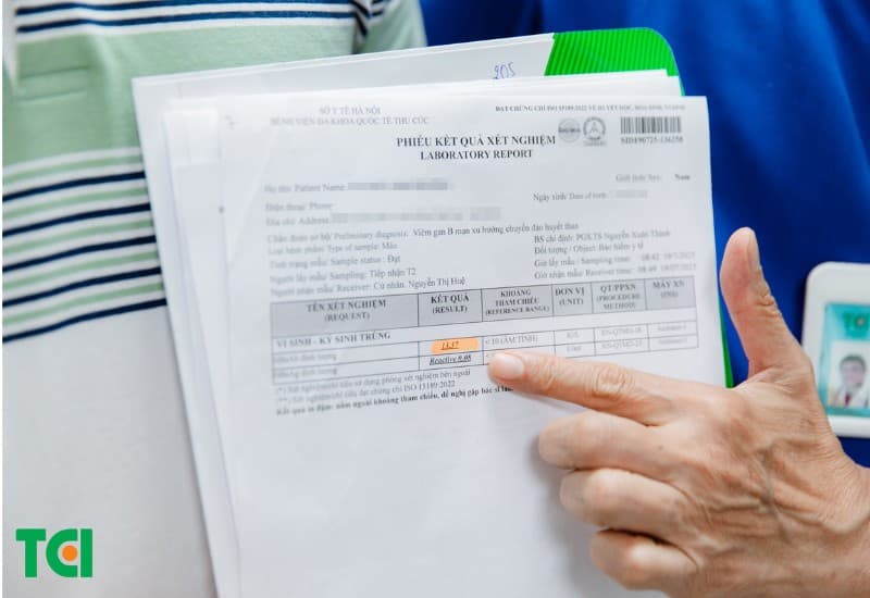 Kết quả xét nghiệm HBsAb đạt 13,37 IU/L (cao hơn ngưỡng có kháng thể là 10 IU/L), chính thức xác nhận anh L đã "chuyển đảo huyết thanh" và có kháng thể bảo vệ, được xếp vào nhóm khỏi bệnh viêm gan B mạn tính.