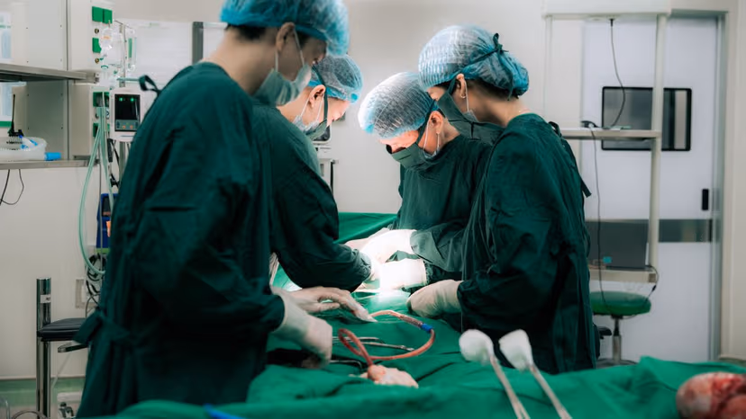 Bác sĩ TCI phẫu thuật thành công, bảo tồn tử cung cho nữ bệnh nhân trẻ mang khối u xơ tử cung 2,1 kg