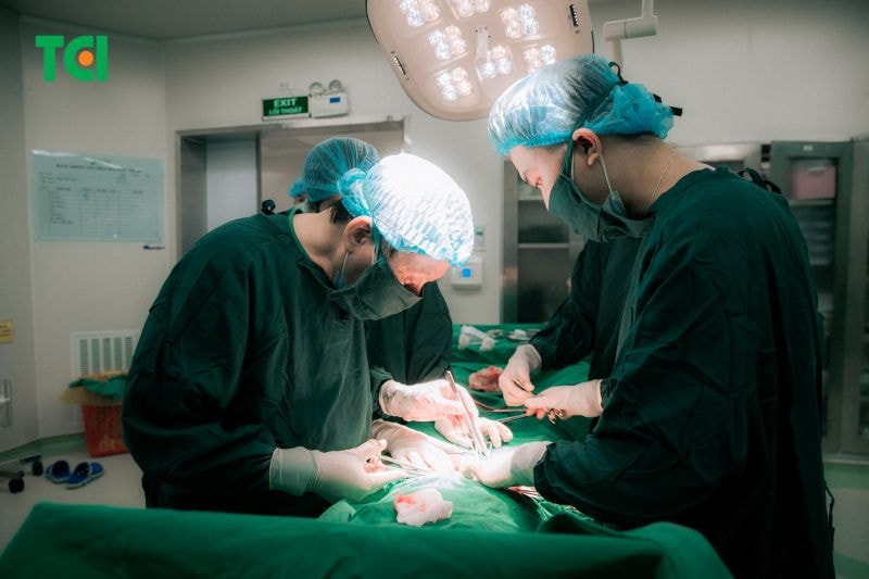 Bác sĩ Nguyễn Văn Hà cùng ekip cẩn thận và tỉ mỉ thực hiện từng thao tác, nỗ lực hết sức để bảo tồn khả năng sinh sản.