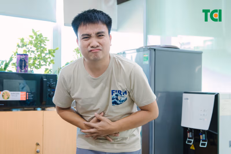 Đau dạ dày do nhiều nguyên nhân gây ra, trong đó có chế độ ăn uống sinh hoạt không khoa học.