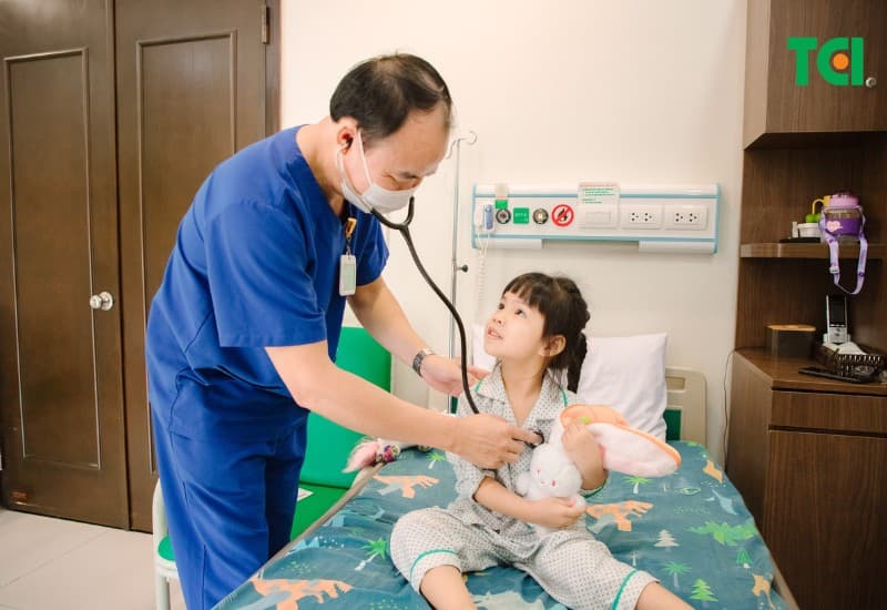 Việc thăm khám kỹ lưỡng và chỉ định xét nghiệm chuyên sâu là bước then chốt giúp bác sĩ chẩn đoán chính xác bé mắc viêm amidan cấp, viêm họng xuất tiết và đặc biệt là nhiễm virus EV71.