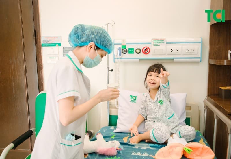 Chính nhờ sự can thiệp kịp thời và chăm sóc tận tâm, tình trạng của bé đã cải thiện rõ rệt: sốt giảm ổn định, bé ăn uống dần trở lại và hoạt bát hơn.