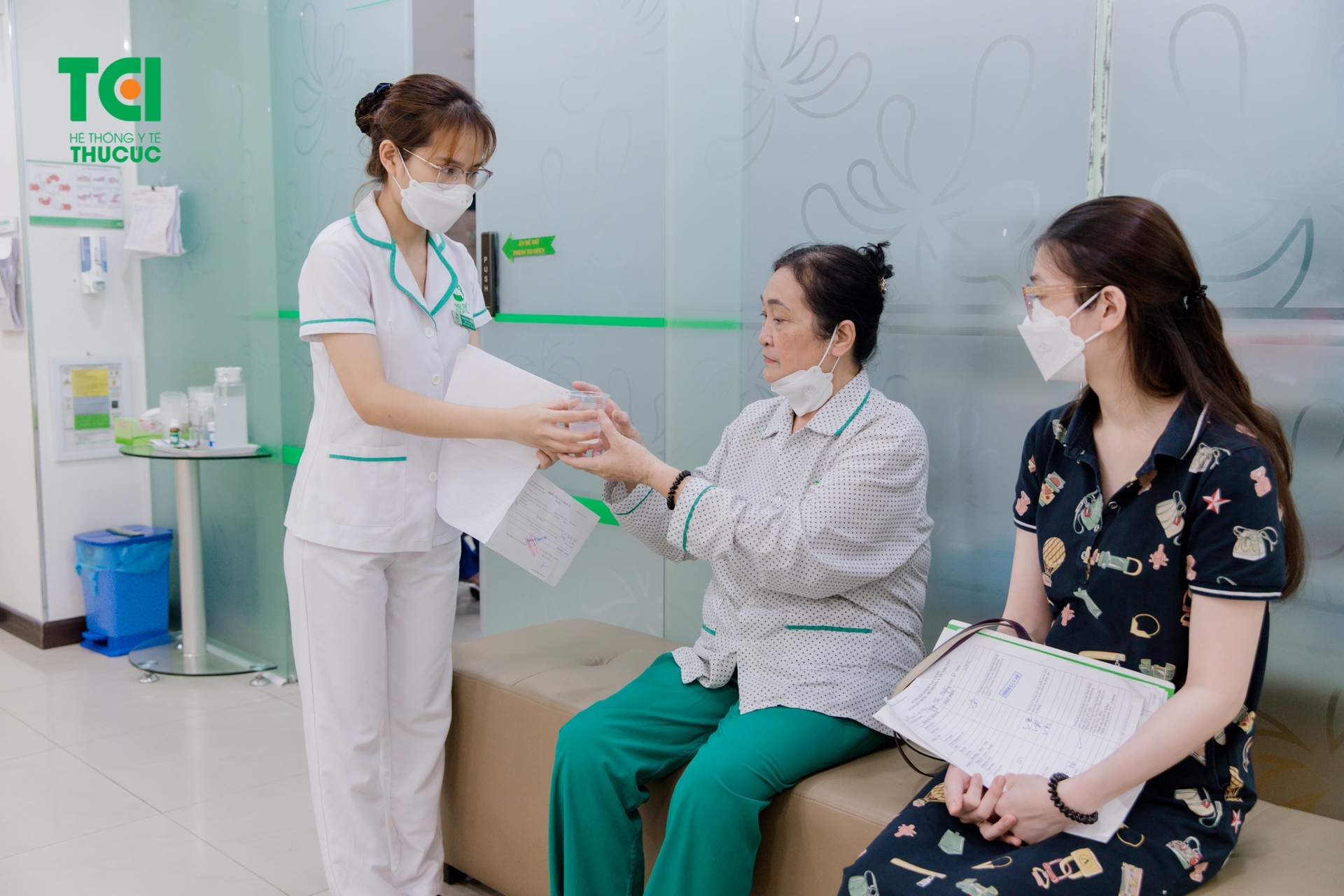 Bác N.T.N (66 tuổi, Yên Bái) trước khi thực hiện thủ thuật loại bỏ tổ chức ung thư sớm trực tràng