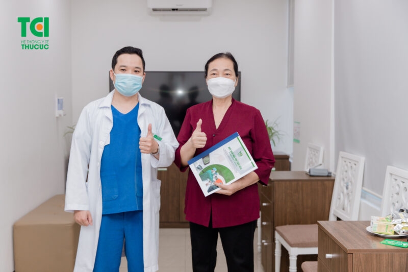 Nụ cười rạng rỡ và cái bắt tay đầy cảm kích của bác N.T.N dành cho bác sĩ điều trị trong ngày tái khám sau 1 năm