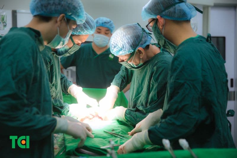 Ca phẫu thuật đã diễn ra suôn sẻ nhờ sự phối hợp nhịp nhàng của kíp mổ.