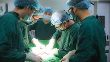 Lấy trọn khối u xơ tử cung nặng 3,3 kg tại Thu Cúc TCI