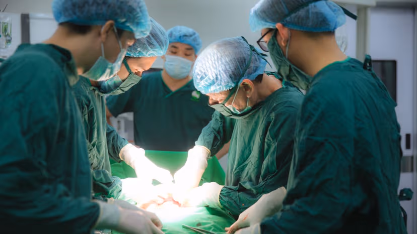 Lấy trọn khối u xơ tử cung nặng 3,3 kg tại Thu Cúc TCI