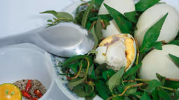 Một quả trứng vịt lộn có bao nhiêu calo? Ăn có béo không?