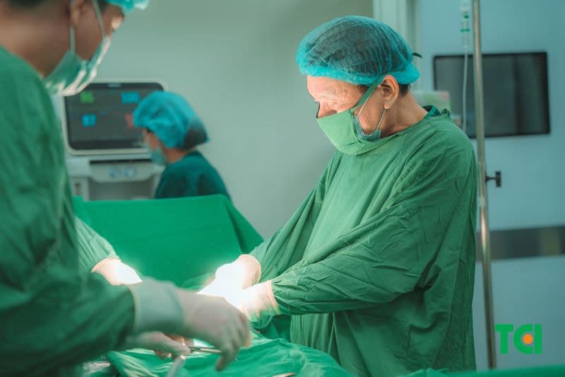 Ekip mổ của Bác sĩ CKII Nguyễn Văn Hà đang thực hiện ca phẫu thuật cho người bệnh N.T.N.A.