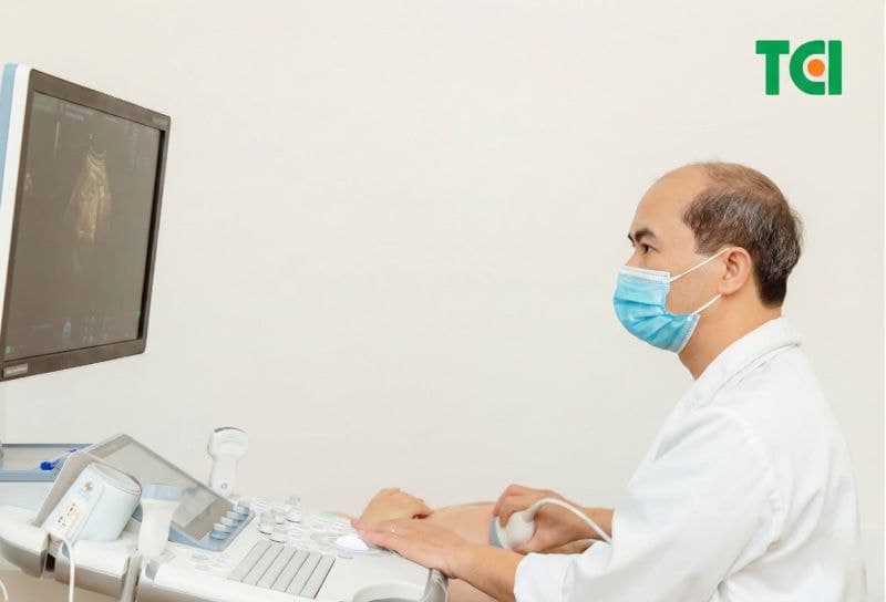 Kết quả cận lâm sàng cho thấy hình ảnh khối u kích thước lớn ở buồng trứng phải của người bệnh.