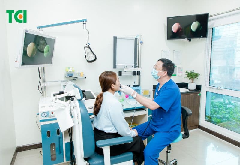 Bác sĩ Dương Văn Tiến thực hiện kiểm tra tai mũi họng cho bệnh nhân