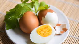 Một quả trứng luộc có bao nhiêu calo? Nên ăn mấy quả mỗi tuần?