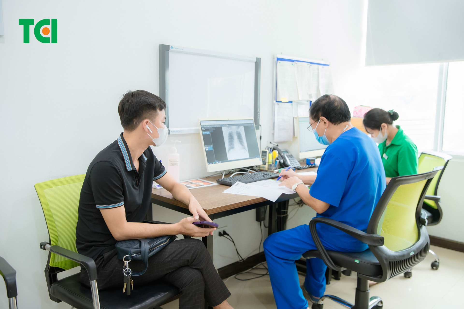 Bác sĩ Nguyễn Văn Quýnh đã lắng nghe tiền sử và chỉ định anh H thực hiện đầy đủ danh mục khám cần thiết của gói khám nâng cao, tìm kiếm nguyên nhân chính xác của cơn đau ngực