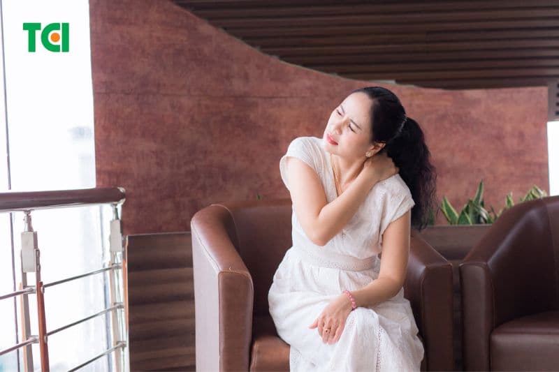 Thoái hóa đốt sống cổ khiến cơ quanh cổ căng cứng, tuần hoàn kém