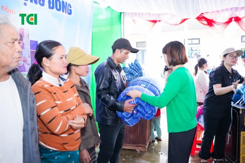 TCI gửi tặng quà cho các gia đình tại Quảng Trị