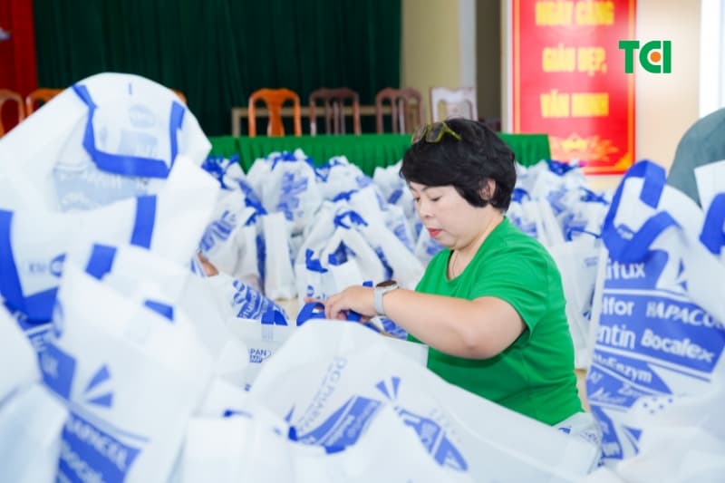 công tác chuẩn bị quà tặng của TCI