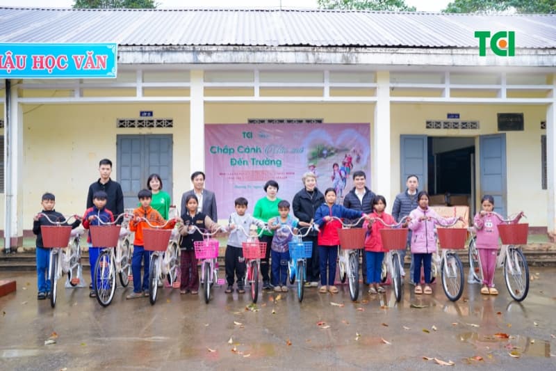 Thu Cúc TCI trao tặng xe đạp