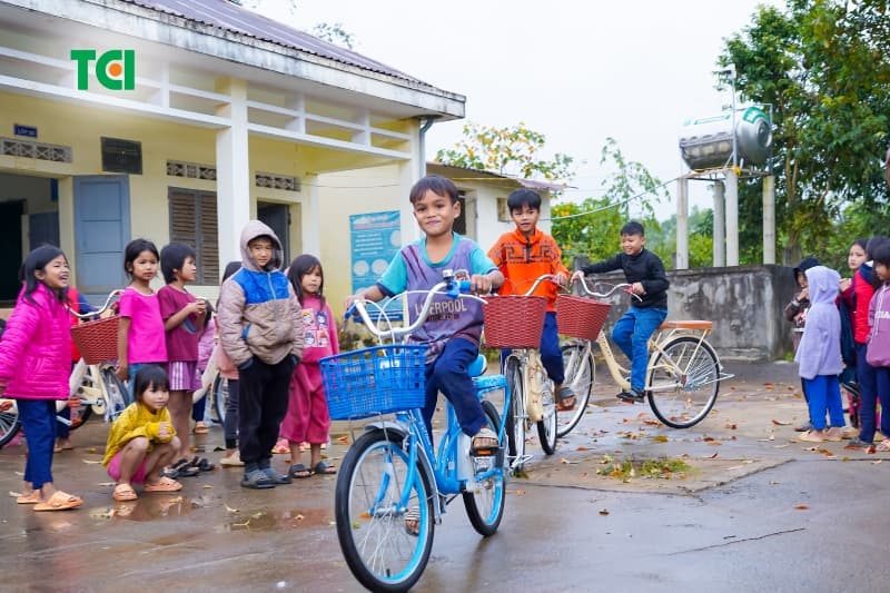 Xe đạp cho các em tại Quảng Trị