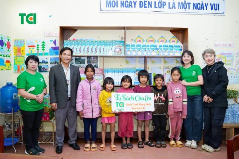 Tủ sách Thu Cúc TCI trao tặng