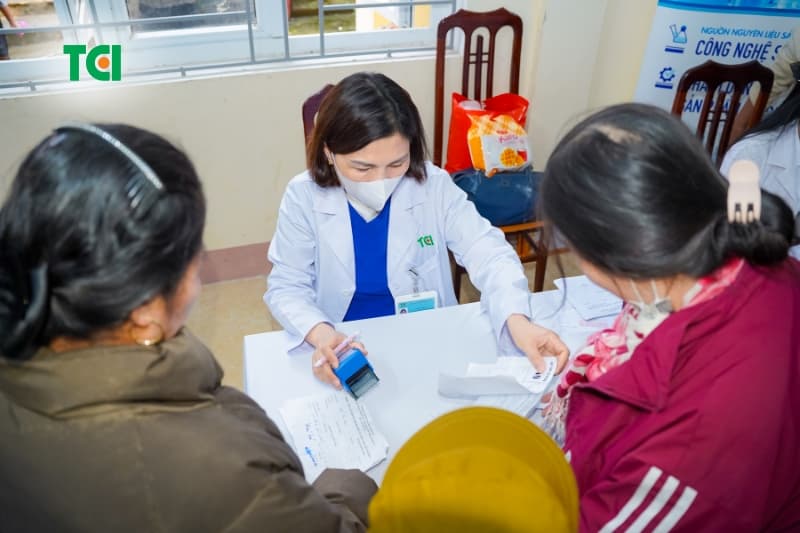 Bác sĩ TCI khám bệnh cho bà con địa phương