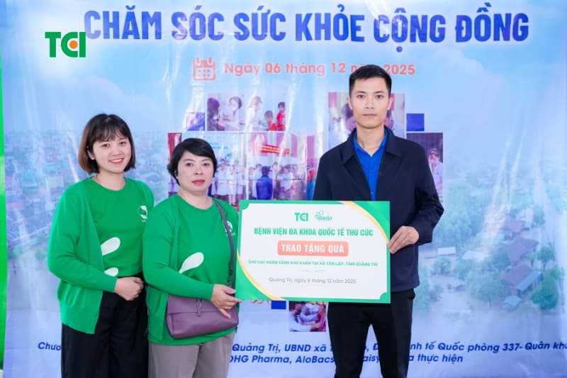 Thu Cúc TCI trao tặng quà