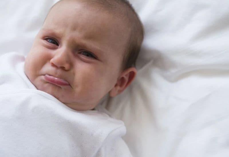 trẻ sơ sinh bị táo bón phải làm sao