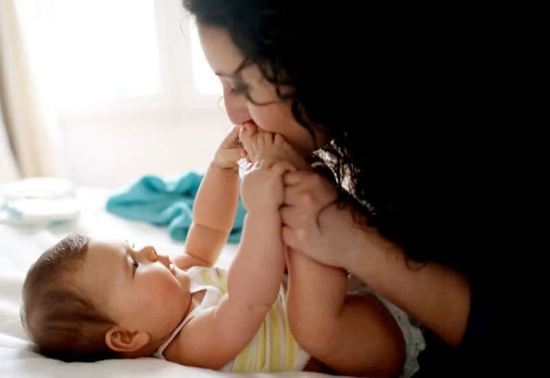 trẻ sơ sinh bị táo bón phải làm sao