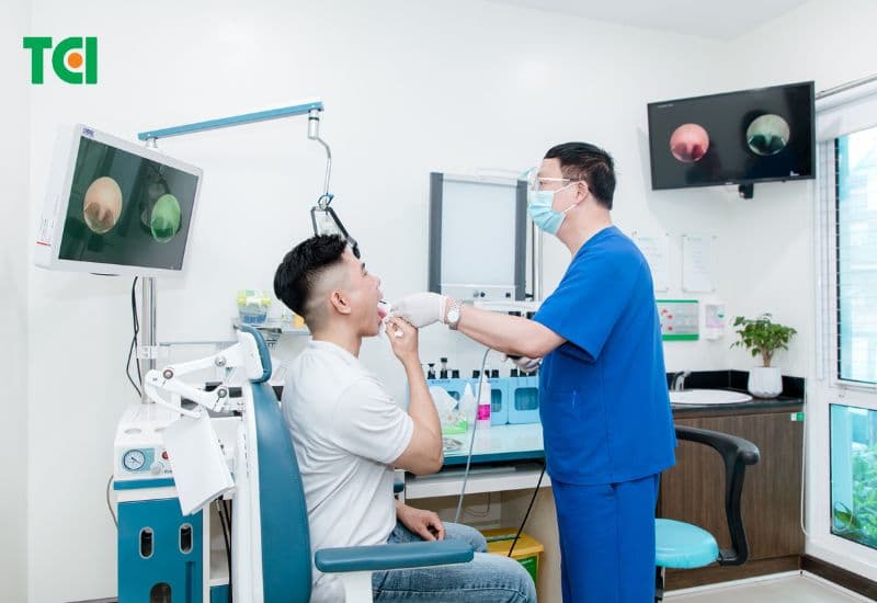 Để biết viêm họng hạt mãn tính có chữa được không, người bệnh nên đến cơ sở y tế để thăm khám cùng bác sĩ chuyên khoa