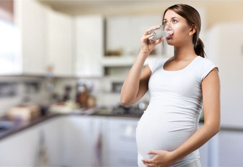 bà bầu đi tiểu nhiều lần nhưng ít nước