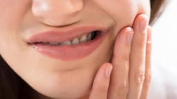 Làm má lúm bị áp xe điều trị thế nào?